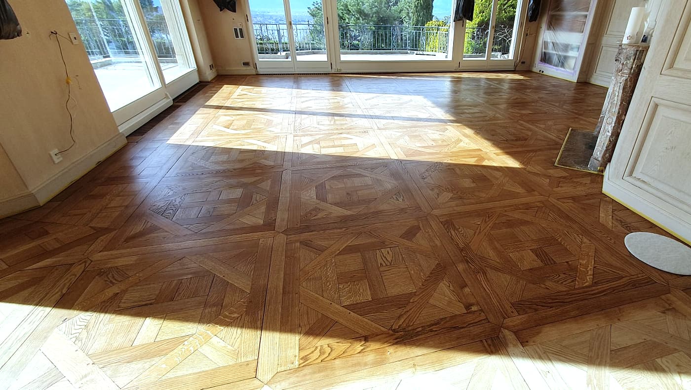 Le même séjour en lumière rasante, le parquet terminé