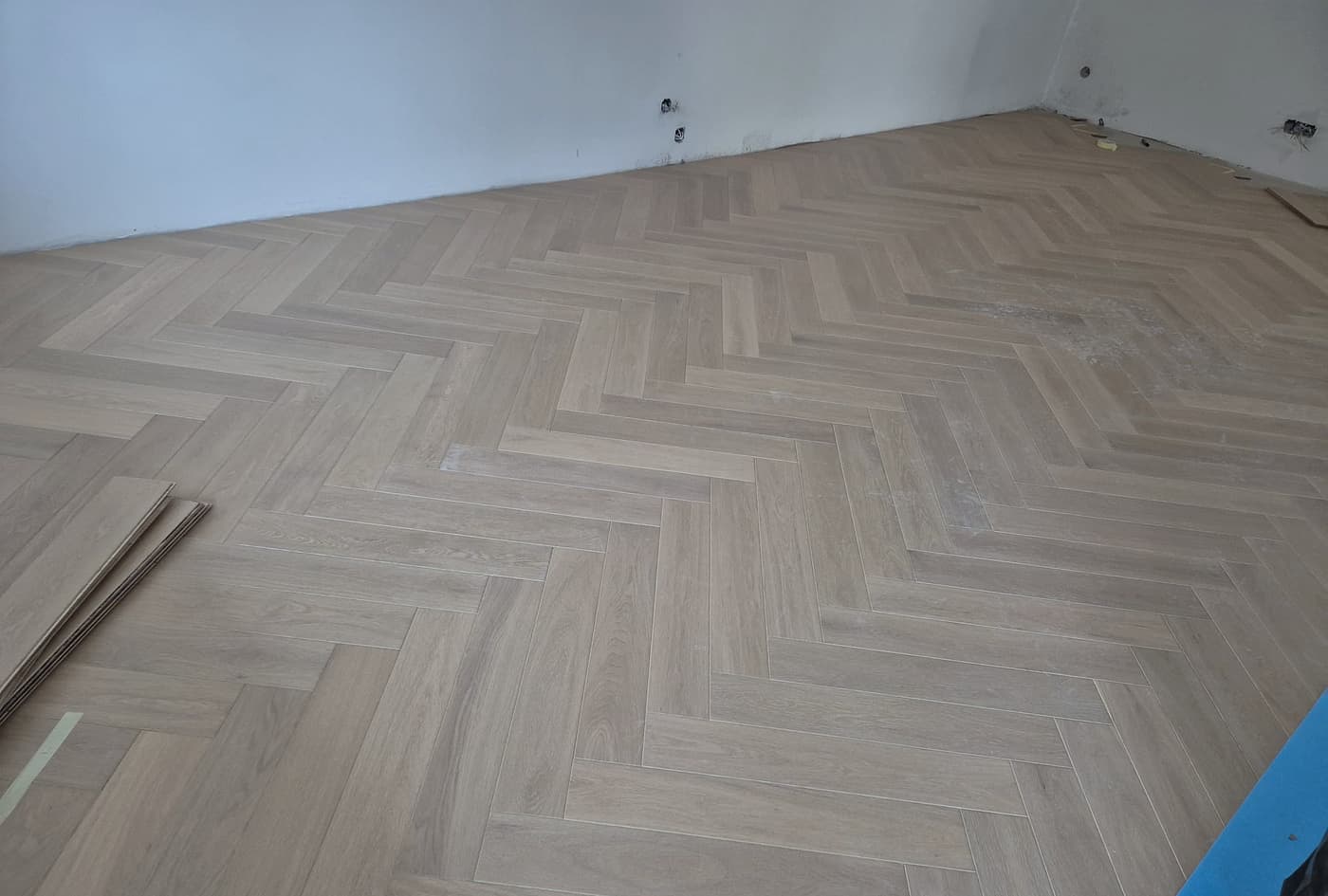 Parquet chêne à bâtons rompus terminé dans une pièce vide