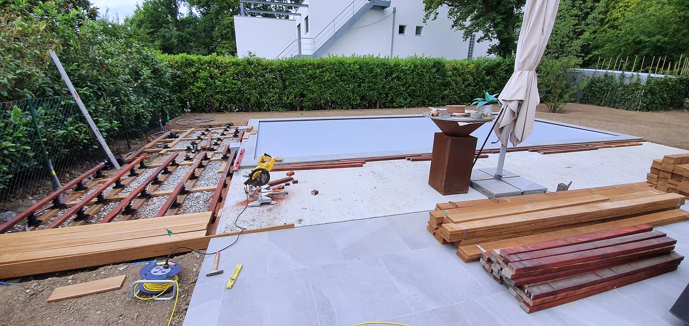 Le chantier en cours, lames à couper et outils sur la terrasse