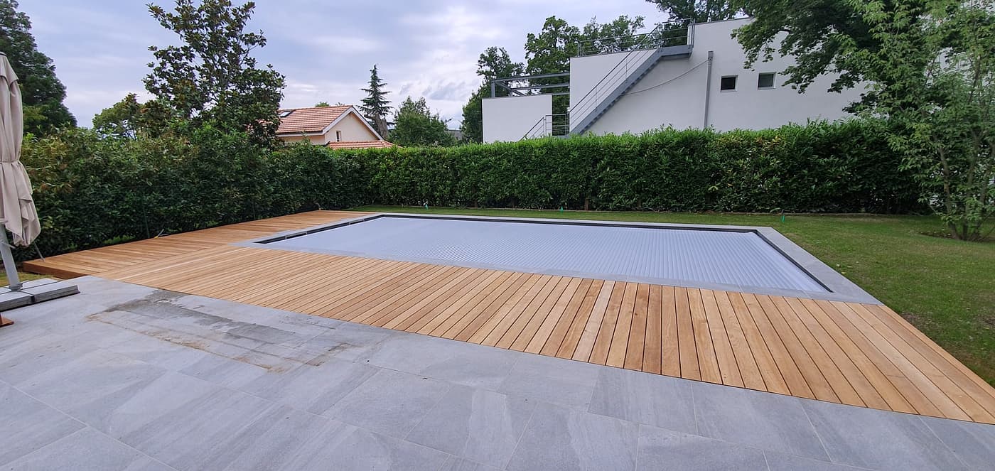 Terrasse en bois exotique terminée autour d’une piscine