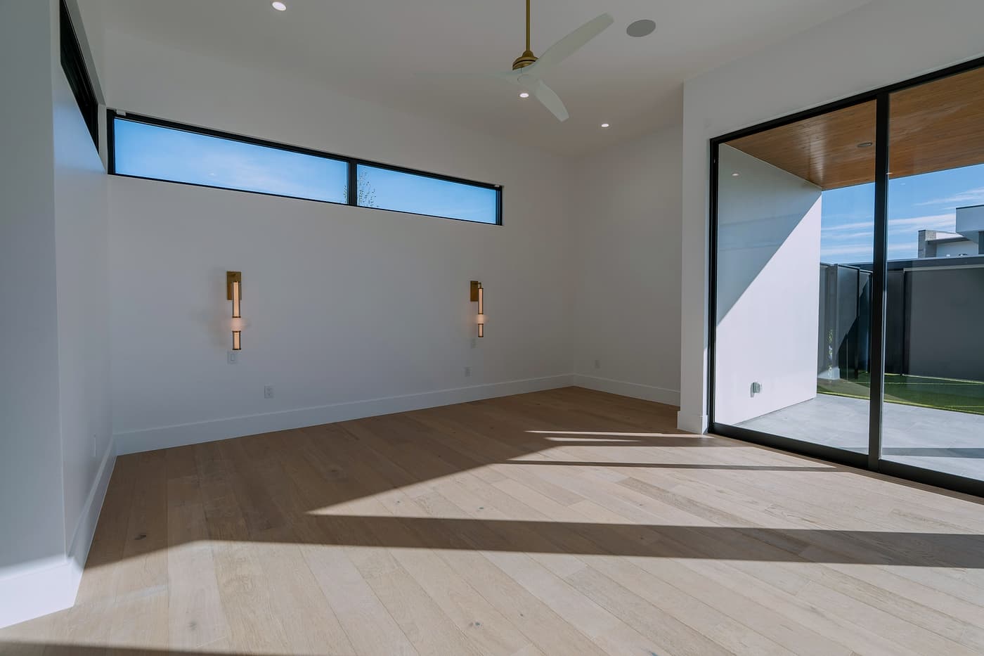 Pièce contemporaine lumineuse, parquet en chêne clair et grandes baies vitrées